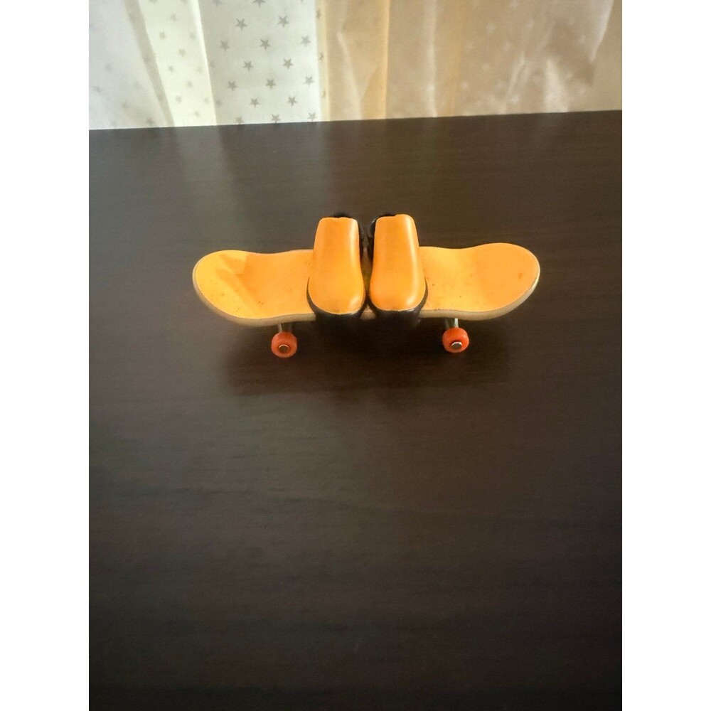 Mattel Hot Wheels Skate Tony Hawk Fingerboard with Shoes Toy 4in